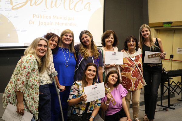 Alumnos de la Dante Alighieri Pergamino mostrando sus diplomas